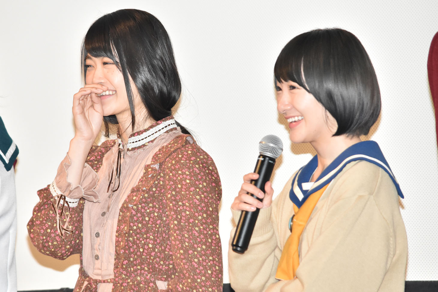 左から石森虹花（欅坂46）、生駒里奈（乃木坂46）。