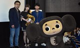 「ちえりとチェリー」初日舞台挨拶より、左から中村誠、高森奈津美、星野源。チェブラーシカ（右）も「はい、ポーズ」。