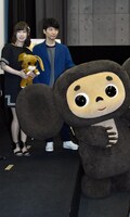 「ちえりとチェリー」初日舞台挨拶より、左から高森奈津美と星野源、チェブラーシカ。