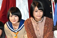 左から生駒里奈（乃木坂46）、石森虹花（欅坂46）。