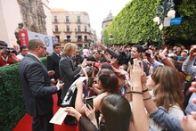 ファンとの交流を楽しむYOSHIKI。