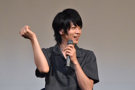 傷痕を見せる廣瀬智紀。