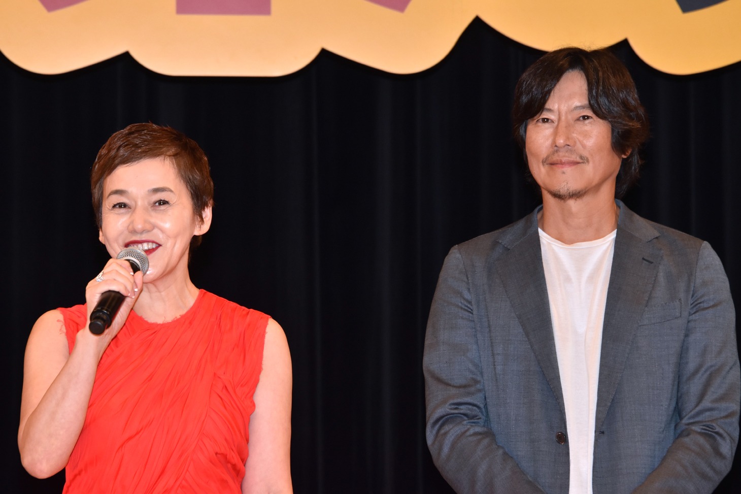 左から大竹しのぶ、豊川悦司。