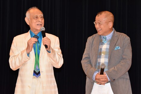 左から津川雅彦、笑福亭鶴瓶。