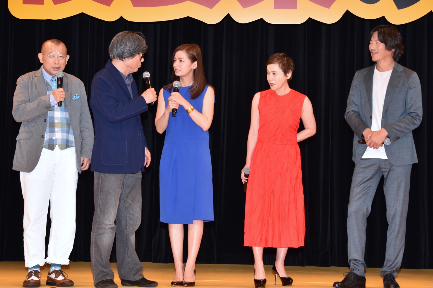 「後妻業の女」完成披露舞台挨拶の様子。