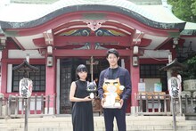 左から井上真央、鈴木亮平。