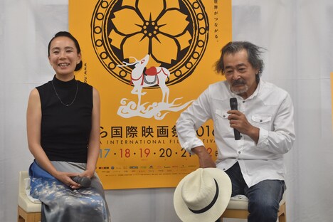 左から河瀬直美、藤竜也。