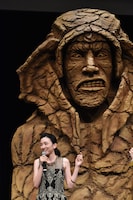 永野芽郁とスフィンクスのオブジェ。