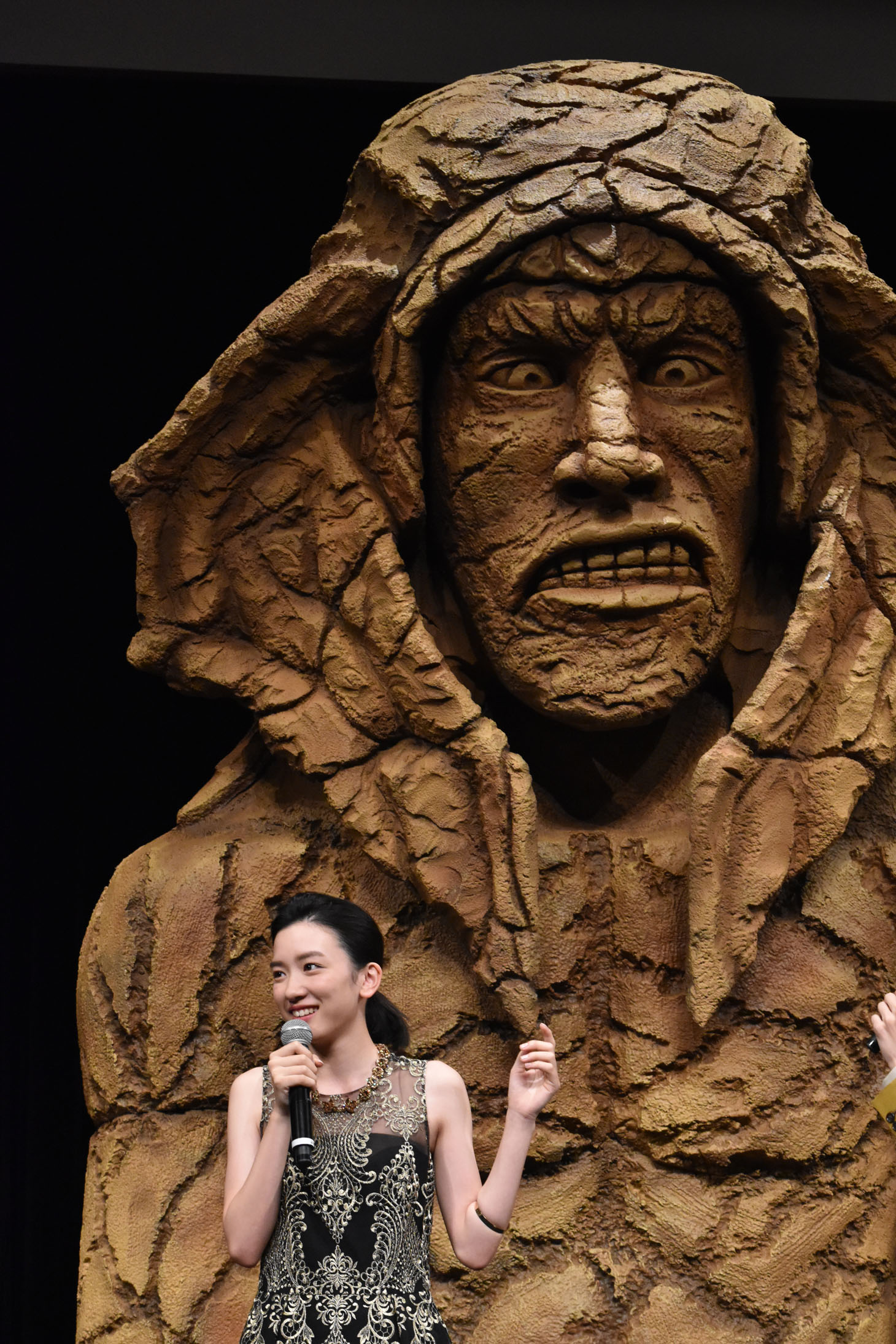 永野芽郁とスフィンクスのオブジェ。