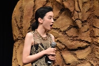 金のピラミッドを見て驚く永野芽郁。