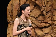 金のピラミッドを見て驚く永野芽郁。