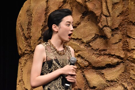 金のピラミッドを見て驚く永野芽郁。