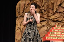 金のピラミッドを見て驚く永野芽郁。