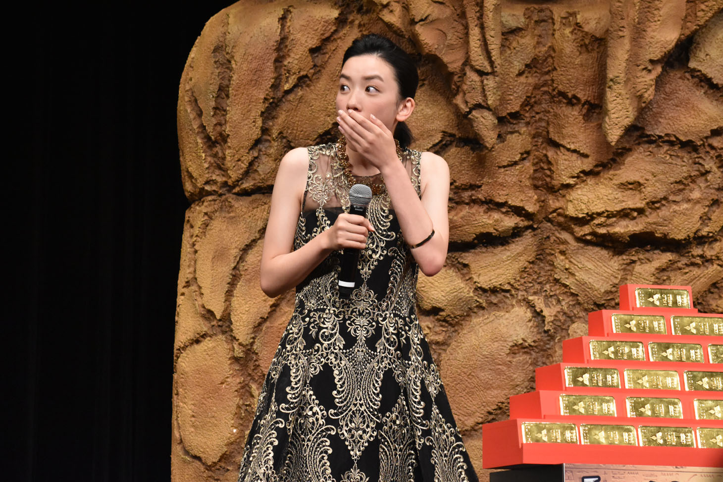 金のピラミッドを見て驚く永野芽郁。