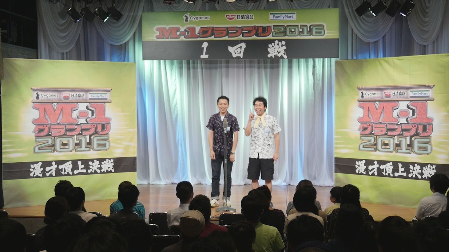 「M-1グランプリ2016」1回戦に出場した、エミアビの森岡龍（左）と前野朋哉（右）。