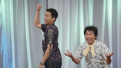 「M-1グランプリ2016」1回戦に出場した、エミアビの森岡龍(左)と前野朋哉(右)。