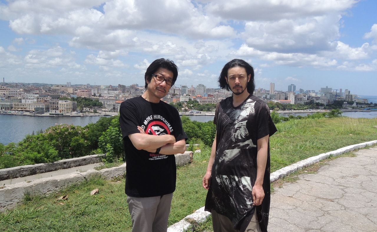 キューバを訪れたオダギリジョー（右）と阪本順治（左）。