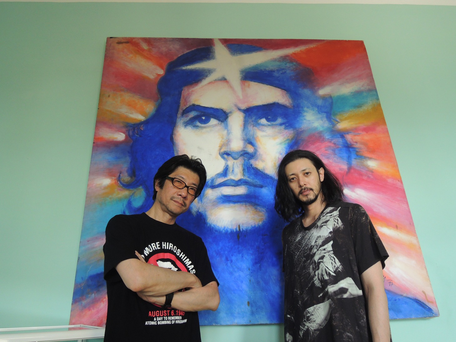 チェ・ゲバラ邸を訪れたオダギリジョー（右）と阪本順治（左）。