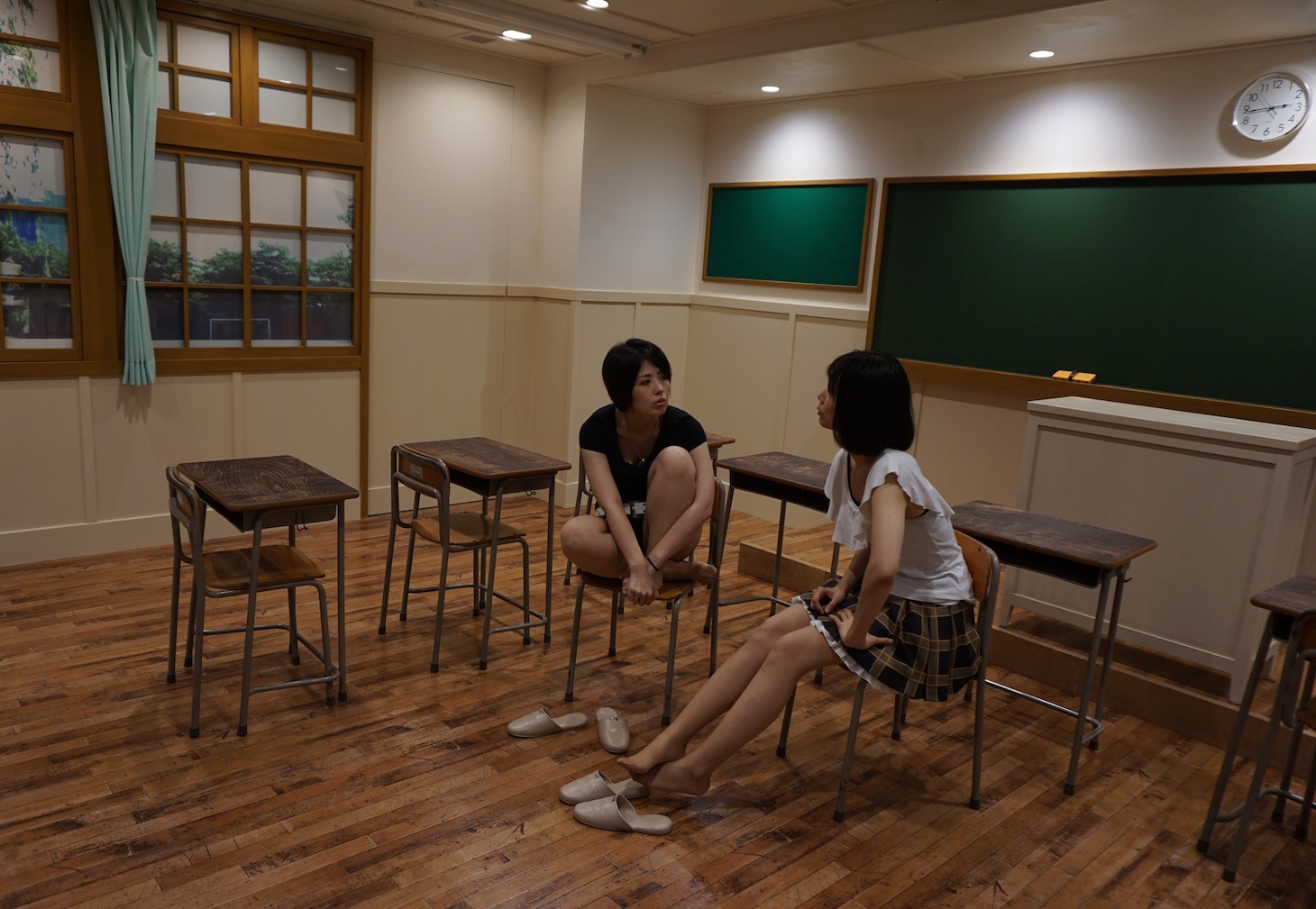 学校の教室を模した撮影スペース。