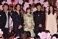 「四月は君の嘘」完成披露試写会の様子。左から新城毅彦監督、中川大志、広瀬すず、山崎賢人、石井杏奈。