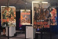 会場に飾られたゴジラシリーズのポスター。