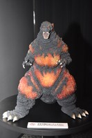 会場に飾られたゴジラのフィギュア。