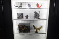 会場に飾られたフィギュアやぬいぐるみ。