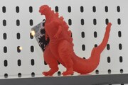 会場に飾られたゴジラのフィギュア。