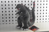 会場に飾られたゴジラのぬいぐるみ。