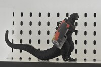 会場に飾られたゴジラのフィギュア。