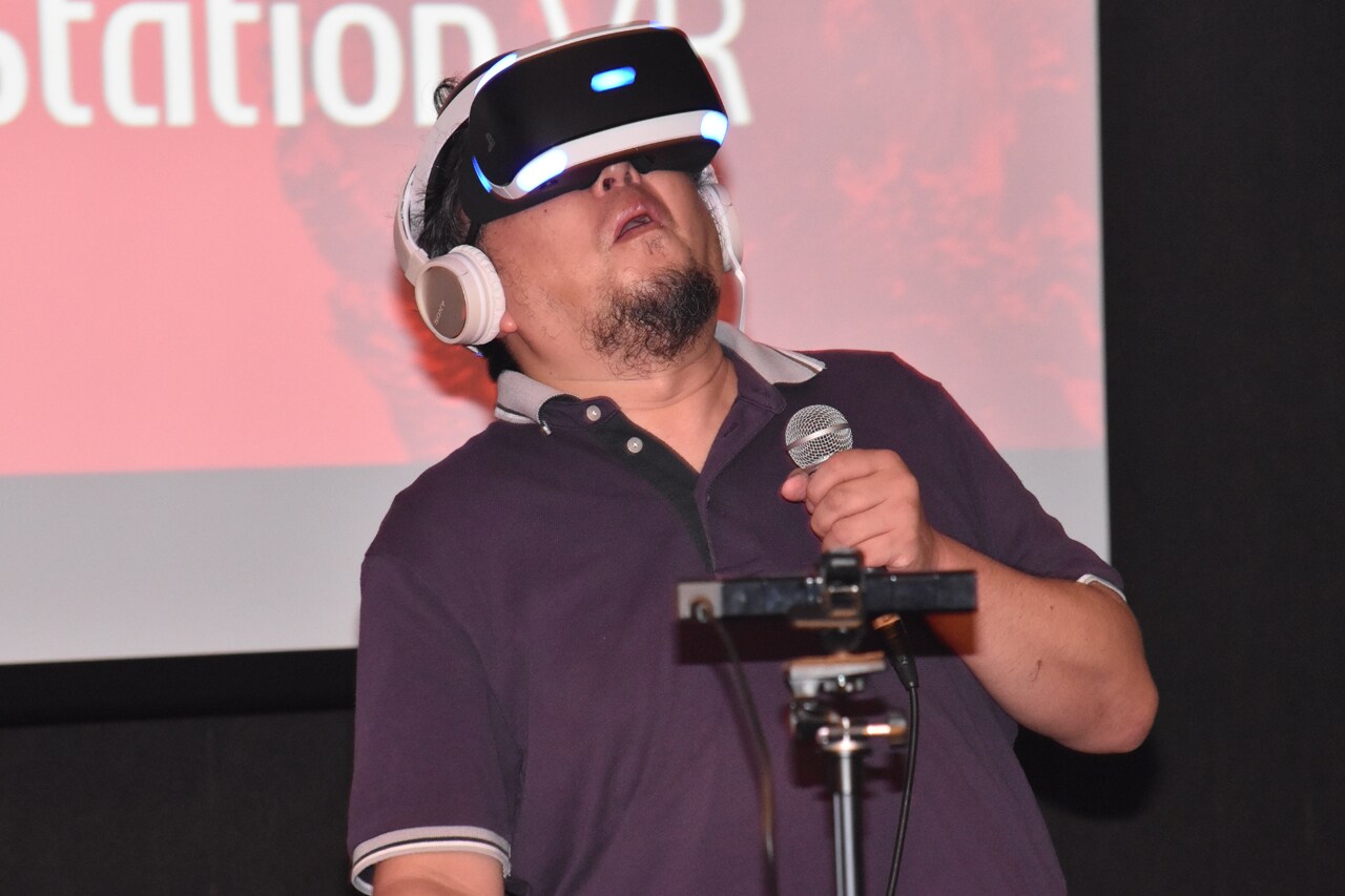 「『シン・ゴジラ』スペシャルデモコンテンツ for PlayStation VR」を体験する樋口真嗣。