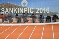 「超高速！参勤交代 リターンズ」スペシャルセレモニーにて、一斉に走り出す男性出演者たち。