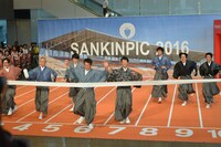 「超高速！参勤交代 リターンズ」スペシャルセレモニーにて、トラックを走る男性出演者たち。