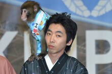 猿の菊千代を肩に乗せる柄本時生。