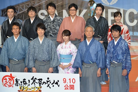 「超高速！参勤交代 リターンズ」スペシャルセレモニーの様子。前列左から伊原剛志、佐々木蔵之介、深田恭子、西村雅彦、上地雄輔。後列左から中尾明慶、六角精児、寺脇康文、陣内孝則、柄本時生と猿の菊千代、富田靖子。