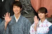 左から佐々木蔵之介、深田恭子。