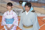深田恭子（左）と、猿の菊千代を肩に乗せた本木克英（右）。