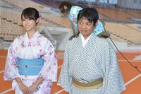 深田恭子（左）と、猿の菊千代を肩に乗せた本木克英（右）。