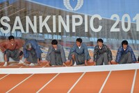 「超高速！参勤交代 リターンズ」スペシャルセレモニーにて、スタートの合図を待つ男性出演者たち。