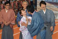 金メダルを授与され、深田恭子（前列左）にキスを迫る伊原剛志（前列右）。