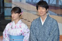 左から深田恭子、佐々木蔵之介。