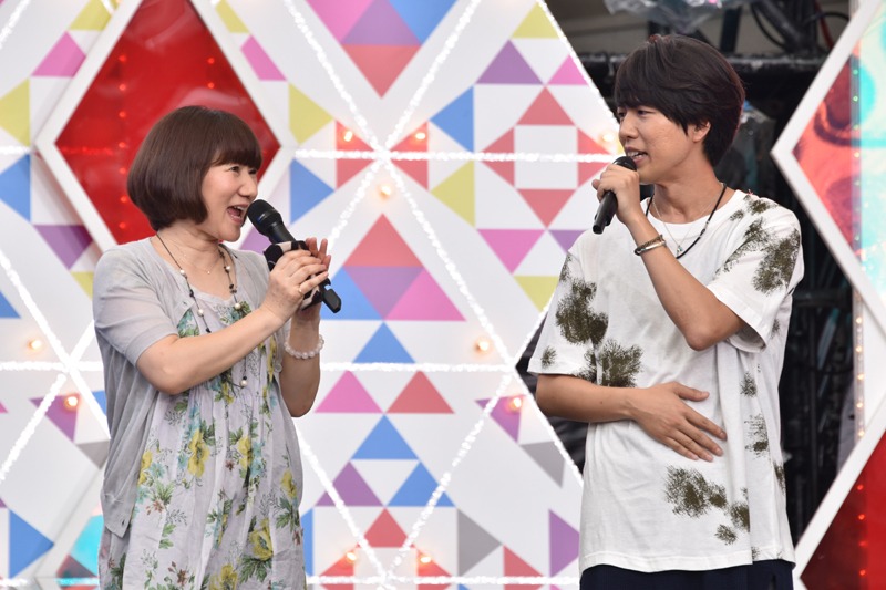 笑顔で会話を交わす矢島晶子（左）と神谷浩史（右）。