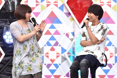 「Amazonプライム・ビデオpresents テレビアニメ25周年記念 クレヨンしんちゃんショー」の様子。(左から)矢島晶子、神谷浩史。