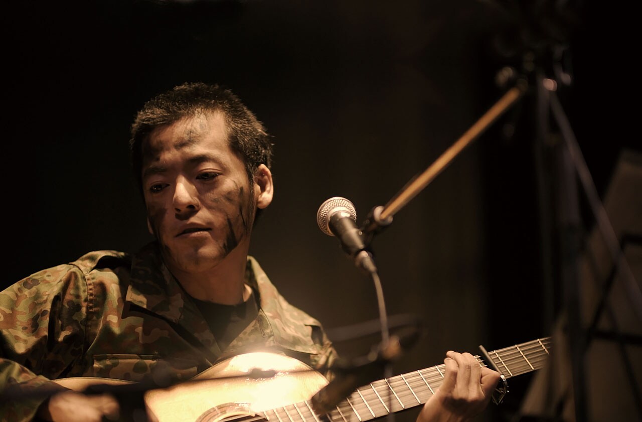 七尾旅人が戦死自衛官に扮したライブ映像「兵士A」、東京と広島で劇場上映