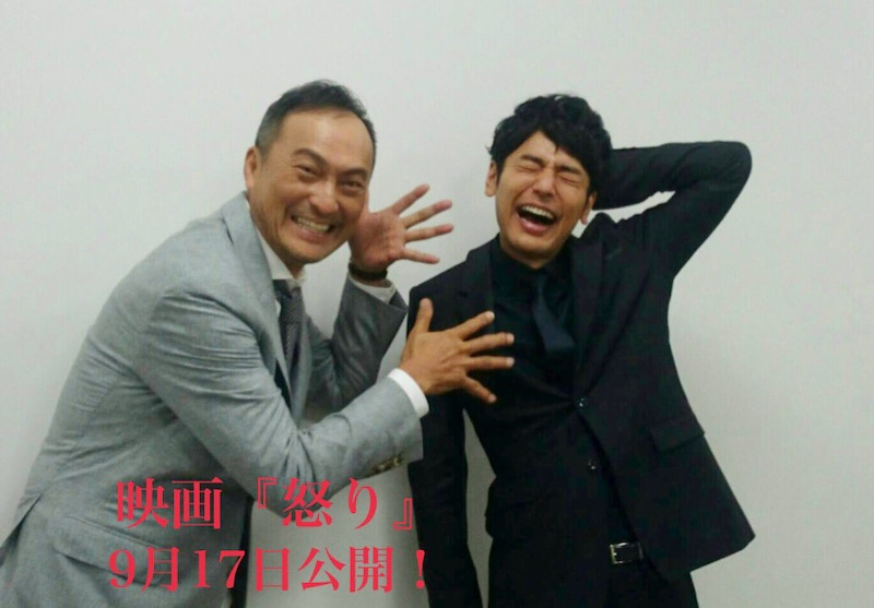 左から渡辺謙、妻夫木聡。（映画「怒り」公式Twitterより）