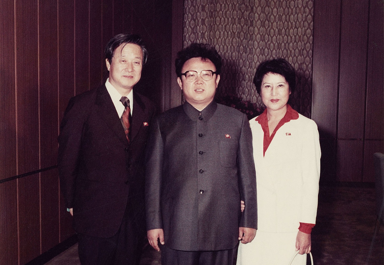 「将軍様、あなたのために映画を撮ります」予告解禁、金正日がファインダーのぞき込む