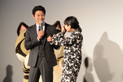 イッパイアッテナの声を真似た井上真央（右）に、「逆だから！」とツッコむ鈴木亮平（左）。