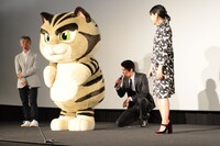 イッパイアッテナの後ろに隠れて声を当てる鈴木亮平（右から2番目）。