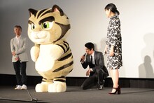 イッパイアッテナの後ろに隠れて声を当てる鈴木亮平（右から2番目）。