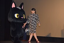 ルドルフと登場する井上真央。